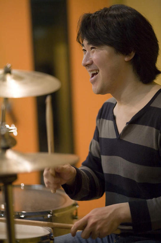 东方人,一个人,坐,竖图,室内,白天,正面,亚洲,仅一个男性,仅一个人,阴影,服装,光线,影子,鼓,架子鼓,乐器,拿,拿着,注视,休闲装,黄种人,仅一个年轻男性,衣服,观察,看,休闲,休闲服,服饰,观看,打击乐器,察看,录音室,关注,鼓槌,爵士鼓,男人,男性,年轻男性,亚洲人,坐着,半身,彩图