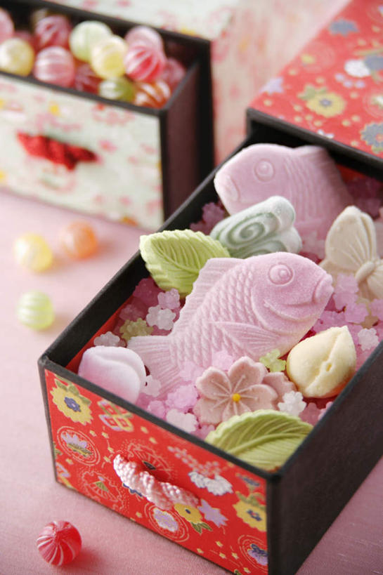 无人,竖图,俯视,室内,特写,白天,桌面,桌子,阴影,光线,木制,木盒,影子,食品,糖,糖果,甜点,甜品,食物,木制品,容器,甜食,摄影,影棚,储藏,储存,流星糖,彩图,高角度拍摄,影棚拍摄,拍摄,贮存