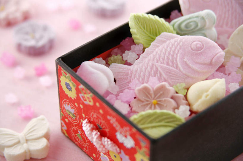 无人,横图,俯视,室内,特写,白天,桌面,桌子,阴影,光线,木制,木盒,影子,食品,糖,糖果,甜点,甜品,食物,木制品,容器,甜食,摄影,影棚,储藏,储存,流星糖,彩图,高角度拍摄,影棚拍摄,拍摄,贮存