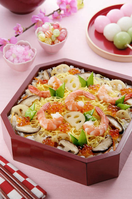 点心,海鲜,汤团,盒饭,米饭,无人,竖图,俯视,室内,特写,白天,烹饪,桌面,桌子,切片,阴影,光线,木制,便当,木盒,影子,菌菇,蘑菇,虾,鱼卵,日本料理,料理,食品,饭,鱼籽,菌类,水产,菜肴,美食,食物,糕点,木制品,容器,藕片,日式料理,中式,食用菌,便捷,佳肴,储藏,五谷,便利,储存,海产品,汤圆,快捷,元宵,弁当,彩图,高角度拍摄,贮存