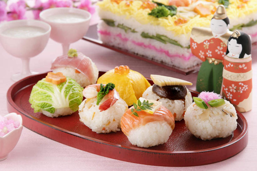 海鲜,米饭,清酒,寿司,无人,横图,俯视,室内,特写,白天,爱情,烹饪,游戏,桌面,桌子,桃花,玩具,一堆,切片,阴影,堆叠,堆积,光线,木制,影子,花菜,花椰菜,西兰花,蛋皮,明虾,鱼卵,日本料理,食品,饭,玩,鱼籽,娱乐,水产,菜肴,美食,玻璃制品,食物,玻璃瓶,木制品,瓶子,藕片,日式料理,休闲,益智,佳肴,活动,堆,五谷,俘虏,发泄,消遣,智力,海产品,醋饭,握寿司,押寿司,宣泄,四喜饭,玩耍,嬉戏,彩图,高角度拍摄