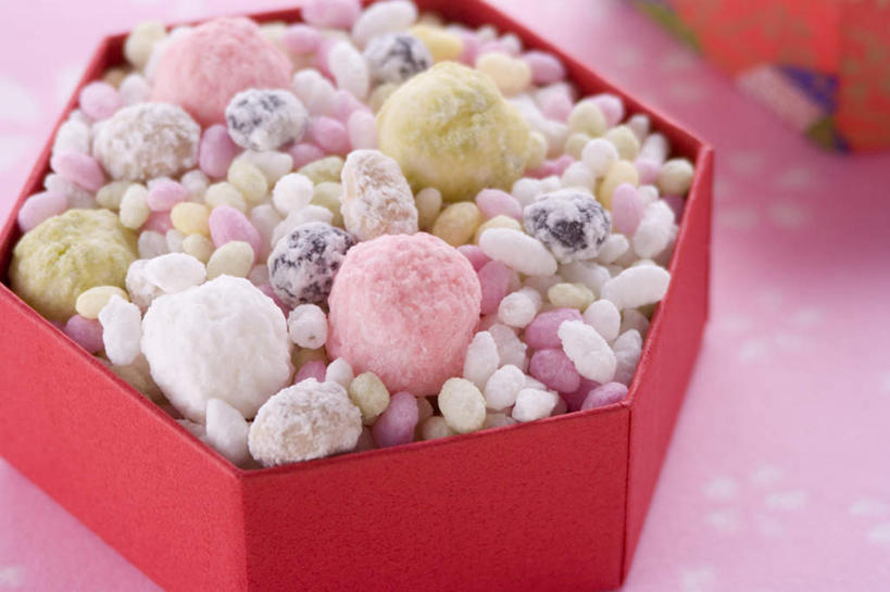 无人,横图,俯视,室内,特写,白天,桌面,桌子,阴影,光线,木制,木盒,影子,食品,糖,糖果,甜点,甜品,软糖,食物,木制品,容器,甜食,储藏,储存,炒米,彩图,高角度拍摄,贮存