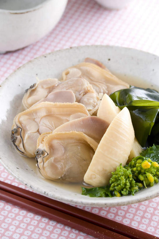 海鲜,无人,竖图,俯视,室内,特写,白天,烹饪,筷子,桌面,桌子,蔬菜,贝壳,餐具,阴影,新鲜,光线,木制,碟子,盘,影子,日本料理,食品,文化,传统,水产,菜肴,美食,食物,盘子,木制品,碟,日式料理,佳肴,有机食品,绿色食品,海草,礼节,海产品,蚌,礼仪,巨蚌,巨蛤,贝类外壳,软体动物外壳,进餐用具,彩图,高角度拍摄