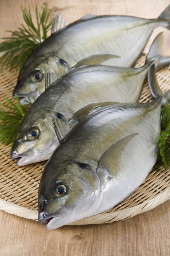 无人,交叉,竖图,俯视,室内,特写,白天,烹饪,桌面,桌子,竹子,叶子,阴影,竹制,编织,光线,木制,鱼,篮子,影子,日本料理,食品,绿叶,菜肴,美食,鱼类,海洋生物,食物,一个,木制品,竹篮,日式料理,嫩叶,佳肴,单个,竹条,鲹鱼,交织,竹制品,水生动物,水生物,海底动物,鲹,穿插,叶,叶片,彩图,高角度拍摄