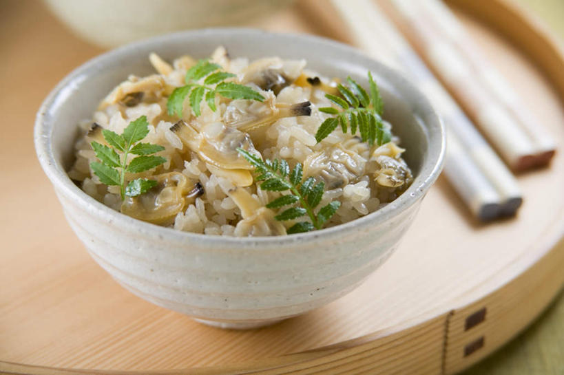 海鲜,米饭,无人,横图,俯视,室内,特写,白天,烹饪,筷子,桌面,桌子,贝壳,餐具,叶子,阴影,朦胧,模糊,装饰,光线,木制,影子,日本料理,食品,绿叶,饭,文化,传统,水产,菜肴,美食,食物,木制品,碗,日式料理,嫩叶,佳肴,礼节,华丽,修饰,点缀,五谷,海产品,蚌,礼仪,衬托,美观,雅致,雅观,巨蚌,巨蛤,叶,叶片,贝类外壳,软体动物外壳,进餐用具,烹调用具,彩图,高角度拍摄