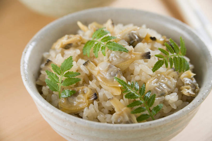 海鲜,米饭,无人,横图,俯视,室内,特写,白天,烹饪,筷子,桌面,桌子,贝壳,餐具,叶子,阴影,朦胧,模糊,装饰,光线,木制,影子,日本料理,食品,绿叶,饭,文化,传统,水产,菜肴,美食,食物,木制品,碗,日式料理,嫩叶,佳肴,礼节,华丽,修饰,点缀,五谷,海产品,蚌,礼仪,衬托,美观,雅致,雅观,巨蚌,巨蛤,叶,叶片,贝类外壳,软体动物外壳,进餐用具,烹调用具,彩图,高角度拍摄