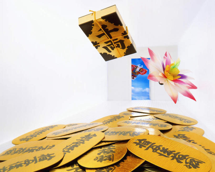 无人,横图,俯视,室内,特写,白天,白色背景,桌面,桌子,羽毛,一堆,阴影,堆叠,堆积,轻盈,柔软,装饰,盛开,光线,木制,影子,纸,花蕾,花,花瓣,花朵,鲜花,卡片,木制品,花苞,花蕊,摄影,影棚,堆,华丽,修饰,点缀,轻柔,衬托,美观,雅致,雅观,金币,彩图,高角度拍摄,影棚拍摄,拍摄