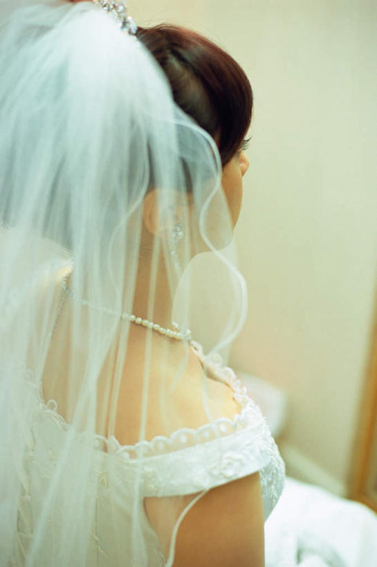 东方人,一个人,新娘,坐,竖图,室外,白天,婚纱,婚礼,快乐,亚洲,仅一个年轻女性,仅一个女性,仅一个人,阴影,头纱,庆祝,光线,影子,结婚,注视,黄种人,背面,观察,看,喜庆,观看,纪念,察看,关注,年轻女性,女人,女性,亚洲人,坐着,半身,彩图,婚礼服,礼服,高兴