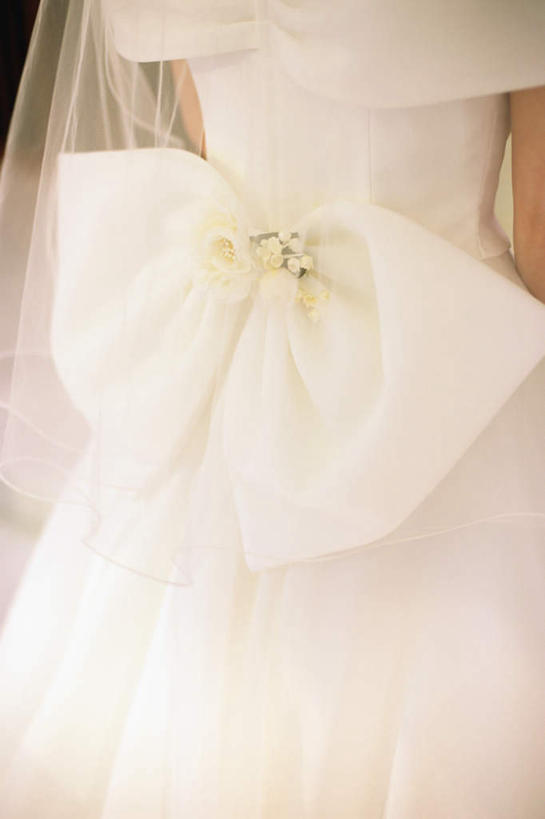 东方人,一个人,新娘,站,竖图,室外,白天,婚纱,婚礼,快乐,亚洲,仅一个年轻女性,仅一个女性,仅一个人,阴影,庆祝,光线,影子,结婚,注视,黄种人,背面,观察,看,站着,喜庆,观看,纪念,察看,关注,年轻女性,女人,女性,亚洲人,站立,半身,彩图,婚礼服,礼服,高兴