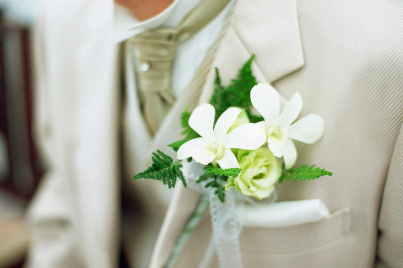 东方人,一个人,新郎,坐,横图,室外,白天,正面,婚纱,婚礼,快乐,亚洲,仅一个男性,仅一个人,阴影,庆祝,盛开,光线,影子,胸花,结婚,花蕾,注视,黄种人,花,花瓣,花朵,鲜花,仅一个年轻男性,花苞,花蕊,观察,看,喜庆,观看,纪念,察看,关注,男人,男性,年轻男性,亚洲人,坐着,半身,彩图,婚礼服,礼服,高兴