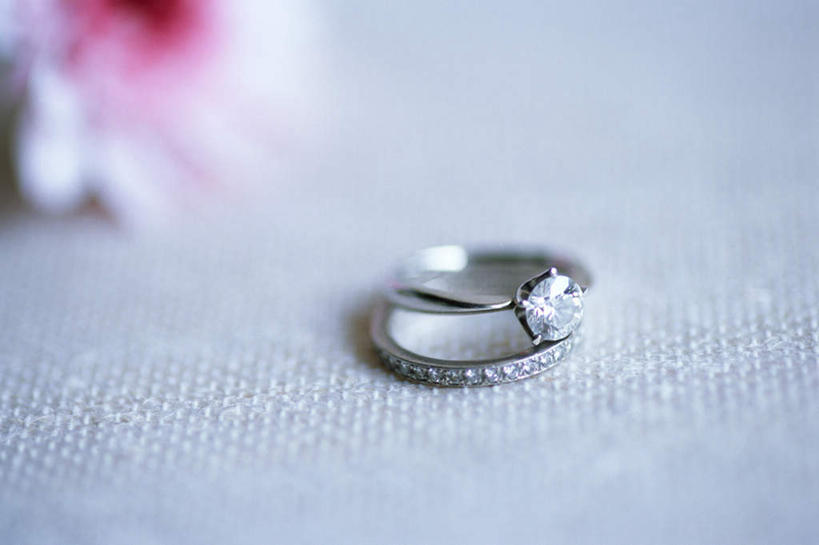 无人,横图,室内,特写,白天,正面,爱情,婚礼,快乐,静物,阴影,庆祝,光线,影子,结婚,浪漫,装饰品,戒指,饰品,首饰,喜庆,恩爱,纪念,信物,权利,手饰,彩图,高兴