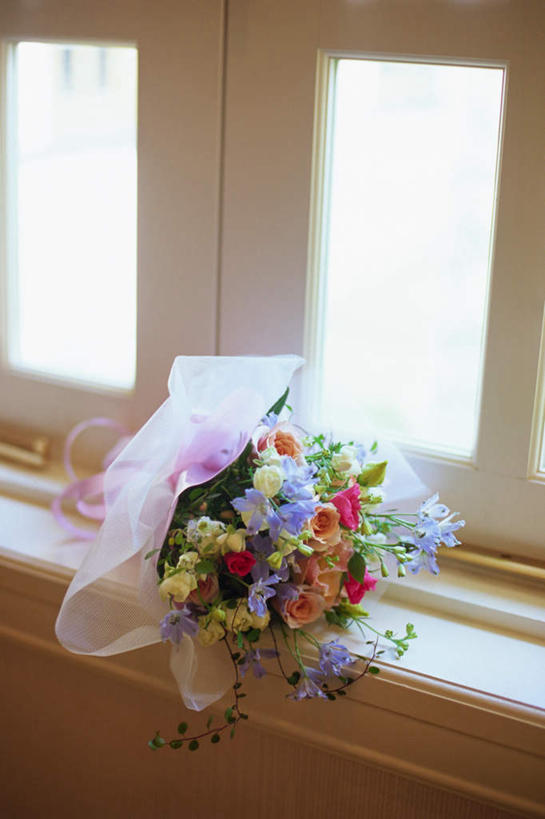 无人,竖图,室内,白天,正面,婚礼,快乐,窗户,静物,阴影,庆祝,盛开,光线,手捧花,影子,结婚,花蕾,玻璃窗,花,花瓣,花朵,鲜花,花苞,花蕊,喜庆,纪念,彩图,高兴