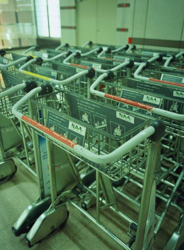 无人,机场,竖图,室内,白天,正面,飞机场,一排,阴影,整齐,光线,影子,车,排列,手推车,便利,存放,队列,载具,快捷,方便,寄存,寄放,暂存,航空站,空港,彩图