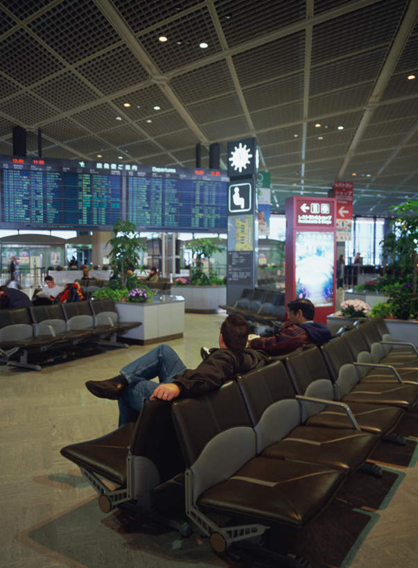 东方人,机场,坐,竖图,室内,白天,正面,旅游,度假,显示器,飞机场,椅子,亚洲,阴影,服装,光线,屏幕,影子,许多人,注视,休闲装,黄种人,娱乐,显示屏,衣服,观察,看,一群人,享受,休闲,休闲服,放松,服饰,观看,察看,关注,输出设备,航班时刻表,男人,男性,女人,女性,中年男性,中年女性,亚洲人,航空站,空港,玩耍,坐着,半身,彩图