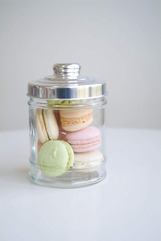 点心,无人,竖图,俯视,彩色,室内,特写,白天,桌面,桌子,阴影,光线,木制,影子,食品,甜点,甜品,玻璃制品,食物,糕点,玻璃瓶,木制品,瓶子,甜食,五颜六色,色彩斑斓,五彩缤纷,广口瓶,五彩斑斓,马卡龙,玛卡龙,杏仁小圆饼,五光十色,彩图,高角度拍摄