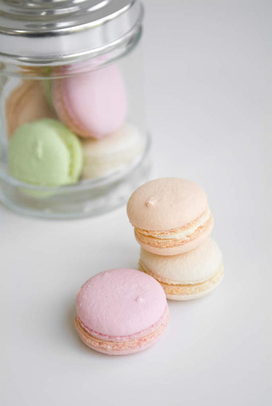 点心,无人,竖图,俯视,彩色,室内,特写,白天,桌面,桌子,阴影,光线,木制,影子,食品,甜点,甜品,玻璃制品,食物,糕点,玻璃瓶,木制品,瓶子,甜食,五颜六色,色彩斑斓,五彩缤纷,广口瓶,五彩斑斓,马卡龙,玛卡龙,杏仁小圆饼,五光十色,彩图,高角度拍摄