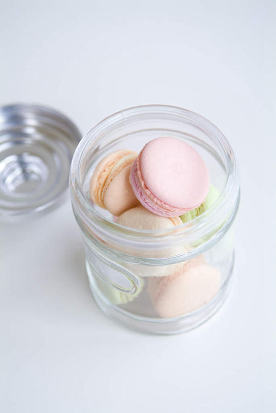 点心,无人,竖图,俯视,彩色,室内,特写,白天,桌面,桌子,阴影,光线,木制,影子,食品,甜点,甜品,玻璃制品,食物,糕点,玻璃瓶,木制品,瓶子,甜食,五颜六色,色彩斑斓,五彩缤纷,广口瓶,五彩斑斓,马卡龙,玛卡龙,杏仁小圆饼,五光十色,彩图,高角度拍摄