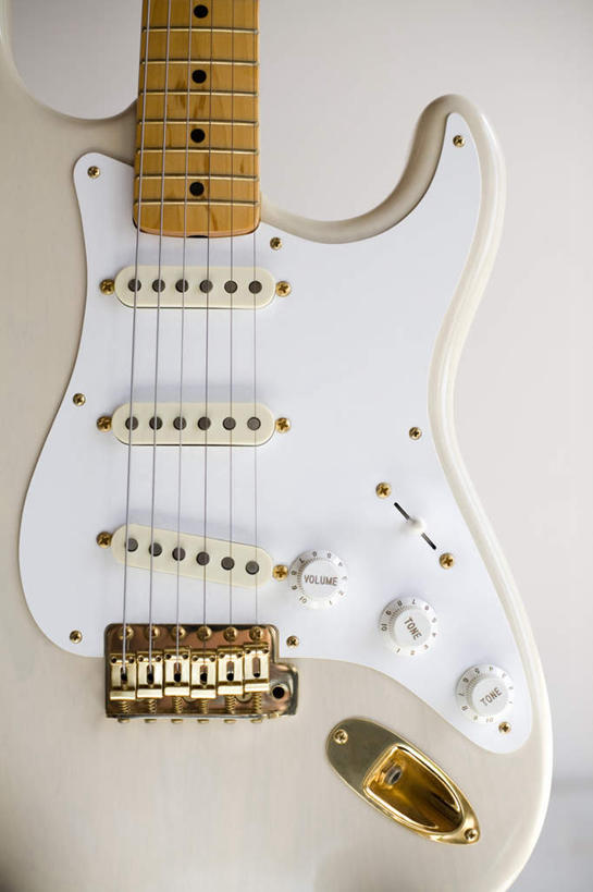 无人,竖图,室内,特写,白天,正面,静物,一把,阴影,光线,影子,墙,电吉他,吉他,乐器,弦乐器,墙壁,墙面,弹拨弦鸣乐器,彩图,弹拨弦乐器