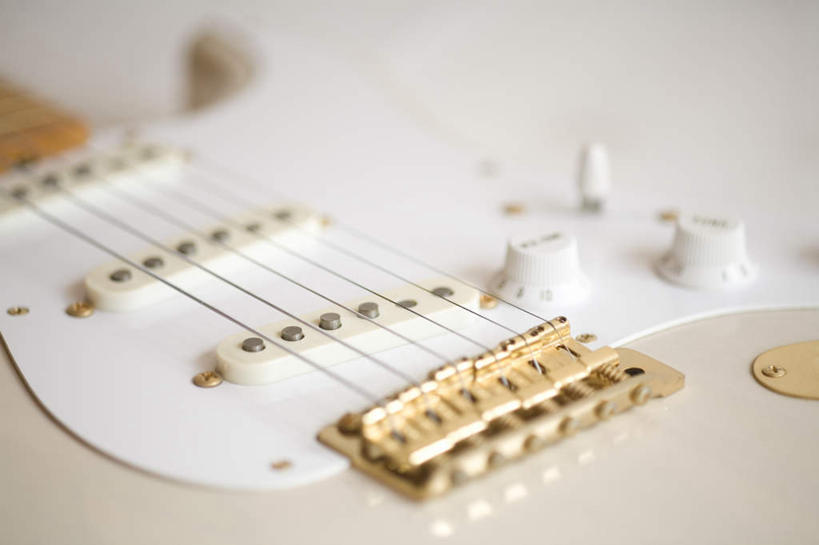 无人,横图,室内,特写,白天,正面,静物,一把,阴影,朦胧,模糊,光线,影子,电吉他,吉他,乐器,弦乐器,弹拨弦鸣乐器,彩图,弹拨弦乐器