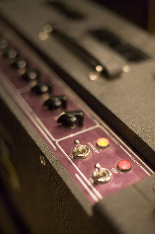 无人,竖图,俯视,室内,特写,白天,零件,电路,静物,一排,关闭,阴影,整齐,并列,并排,光线,影子,音乐,开关,排列,按钮,打开,开启,队列,平行,闭合,彩图,高角度拍摄