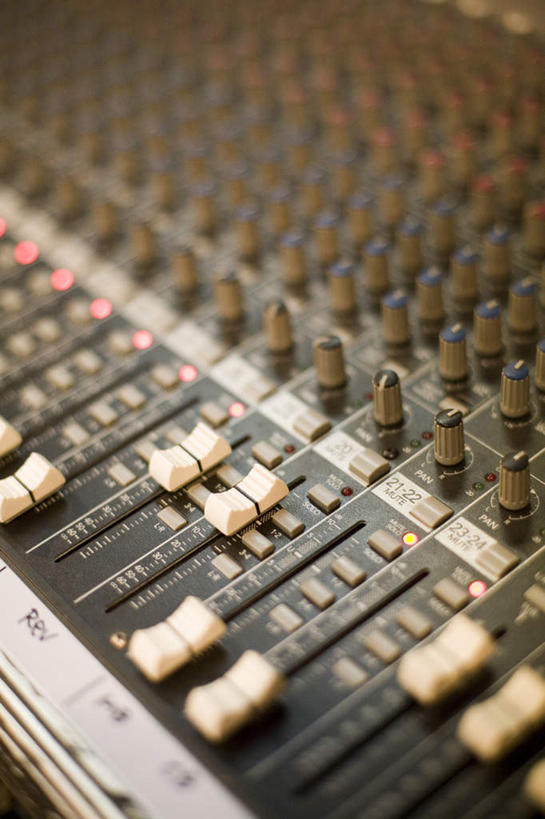 无人,竖图,俯视,室内,特写,白天,零件,电路,静物,一排,关闭,阴影,整齐,并列,并排,光线,影子,音乐,开关,排列,按钮,打开,开启,队列,平行,闭合,彩图,高角度拍摄