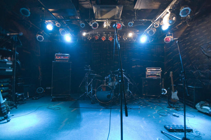 无人,横图,室内,白天,正面,照明,阴影,光线,影子,灯光,鼓,架子鼓,乐器,灯,话筒,灯具,聚光灯,打击乐器,照亮,麦克风,照明设备,扩音器,传声器,爵士鼓,微音器,彩图