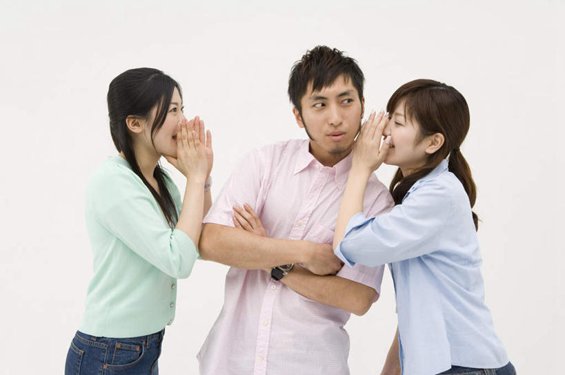 东方人,三个人,夫妻,伙伴,朋友,站,双手交叉,横图,室内,白天,白色背景,正面,爱情,友谊,亚洲,阴影,服装,光线,影子,浪漫,注视,休闲装,黄种人,衣服,观察,看,站着,休闲,悄悄话,休闲服,恩爱,恋人,摄影,服饰,影棚,观看,察看,双手抱胸,关注,耳语,友情,男人,男性,年轻男性,年轻女性,女人,女性,亚洲人,情侣,站立,半身,彩图,影棚拍摄,拍摄,伴侣