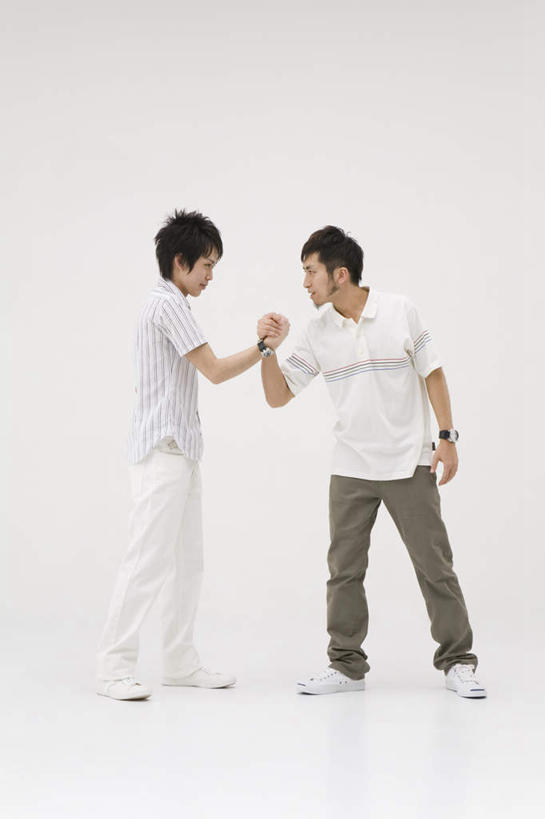 东方人,两个人,伙伴,朋友,站,竖图,室内,白天,白色背景,正面,游戏,友谊,亚洲,阴影,服装,光线,影子,玩,注视,休闲装,黄种人,娱乐,相视,衣服,观察,看,站着,休闲,面对面,休闲服,扳手腕,摄影,服饰,影棚,观看,对视,察看,关注,相对,相看,友情,男人,男性,年轻男性,亚洲人,玩耍,嬉戏,站立,彩图,全身,影棚拍摄,拍摄