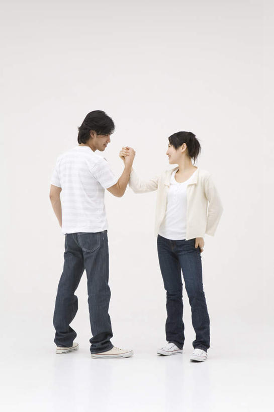 东方人,两个人,家庭,夫妻,站,竖图,室内,白天,白色背景,正面,爱情,亚洲,阴影,服装,光线,影子,浪漫,注视,休闲装,黄种人,相视,衣服,观察,看,站着,休闲,温暖,温馨,一家人,面对面,休闲服,恩爱,扳手腕,恋人,摄影,服饰,影棚,观看,对视,和睦,察看,关注,相对,相看,男人,男性,年轻男性,年轻女性,女人,女性,亚洲人,年轻人,夫妇,情侣,站立,彩图,全身,影棚拍摄,拍摄,伴侣,融洽