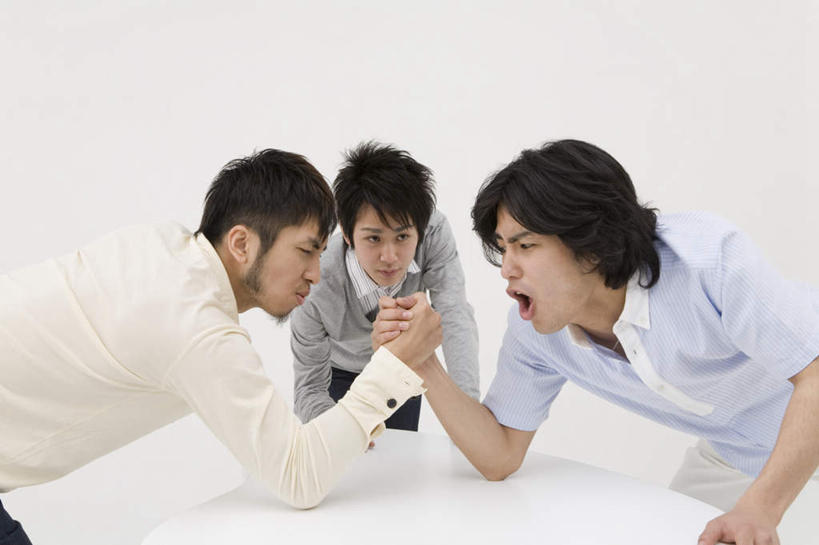 东方人,三个人,伙伴,朋友,站,横图,室内,白天,白色背景,正面,游戏,友谊,比赛,亚洲,阴影,服装,光线,影子,玩,注视,休闲装,黄种人,右手,娱乐,相视,衣服,观察,看,站着,休闲,面对面,休闲服,力量,扳手腕,摄影,服饰,影棚,观看,活动,对视,察看,掰手腕,发泄,关注,消遣,智力,相对,相看,宣泄,比力,较劲,扳手劲,手肘,较量,友情,男人,男性,年轻男性,亚洲人,胳膊,手臂,玩耍,嬉戏,站立,半身,彩图,影棚拍摄,拍摄