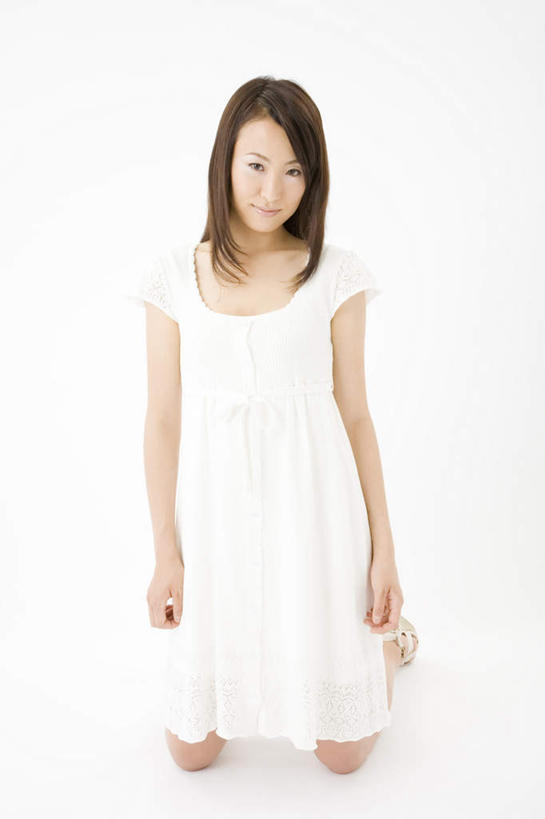 东方人,一个人,跪,竖图,室内,白天,白色背景,正面,裙子,亚洲,仅一个年轻女性,仅一个女性,仅一个人,阴影,服装,光线,影子,注视,休闲装,黄种人,长裙,衣服,观察,看,休闲,休闲服,摄影,服饰,影棚,观看,察看,关注,年轻女性,女人,女性,亚洲人,跪着,半身,彩图,影棚拍摄,拍摄