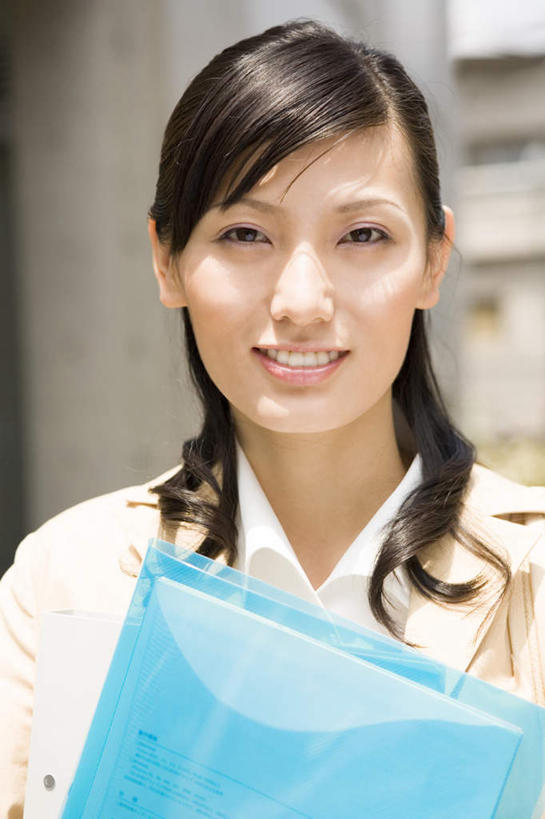 东方人,一个人,商务人士,商务女性,高楼大厦,站,抱,竖图,室外,白天,正面,办公楼,大厦,建筑,摩天大楼,写字楼,亚洲,仅一个年轻女性,仅一个女性,仅一个人,阴影,套装,光线,影子,文件夹,注视,黄种人,阳光,楼宇,观察,看,站着,商务楼,抱着,观看,档案夹,察看,关注,商务装,资料夹,工薪阶层,文档夹,材料夹,年轻女性,女人,女性,亚洲人,白领,上班族,站立,半身,彩图,大楼,高层建筑,高楼,摩天楼