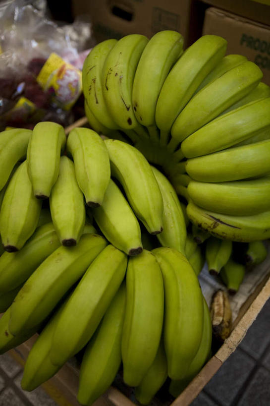 无人,竖图,俯视,室内,特写,白天,香蕉,水果,日本,亚洲,一排,阴影,新鲜,整齐,光线,影子,生食,食品,果实,冲绳,食物,排列,有机食品,绿色食品,冲绳县,队列,东亚,琉球群岛,日本国,九州地方,甘蕉,彩图,高角度拍摄