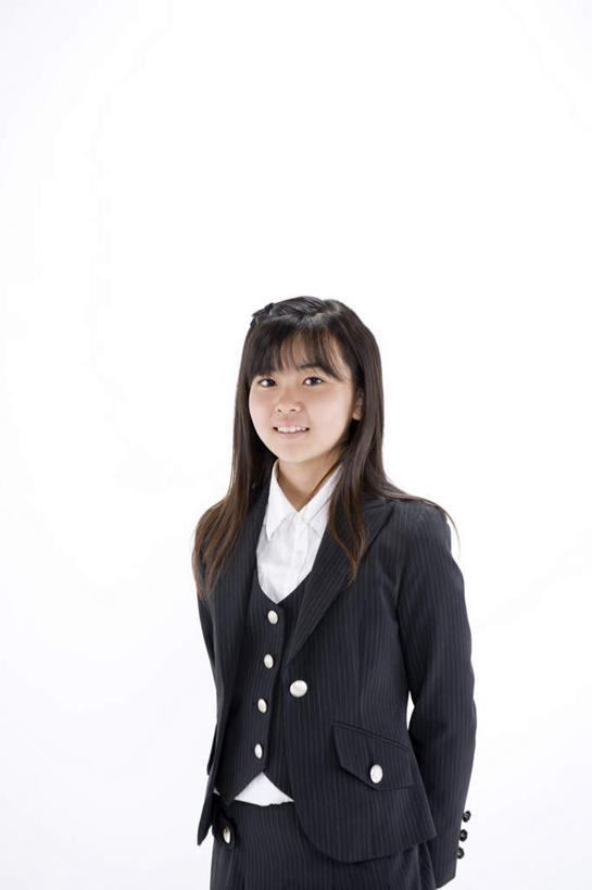东方人,一个人,站,笑,微笑,竖图,室内,白天,白色背景,正面,制服,亚洲,仅一个年轻女性,仅一个女性,仅一个人,阴影,服装,光线,影子,注视,黄种人,观察,看,站着,校服,摄影,影棚,观看,察看,关注,学生服,年轻女性,女人,女性,亚洲人,站立,半身,彩图,影棚拍摄,拍摄