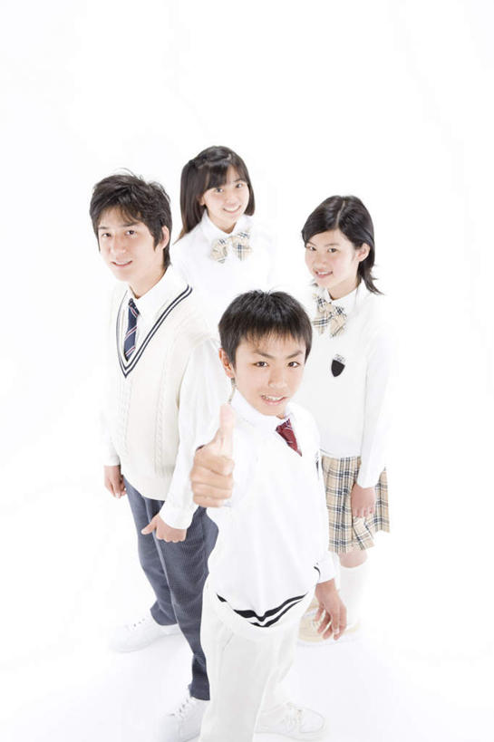 东方人,四个人,站,笑,微笑,露齿笑,竖图,俯视,室内,白天,白色背景,制服,智慧,亚洲,阴影,突出,服装,光线,影子,注视,黄种人,称赞,表扬,观察,看,手势,站着,校服,竖,摄影,影棚,观看,翘,高,察看,夸奖,优秀,关注,学生服,好,妙,顺利,出色,超群,杰出,卓越,奇妙,聪明,男人,男性,年轻男性,年轻女性,女人,女性,亚洲人,大拇指,站立,半身,彩图,高角度拍摄,影棚拍摄,拍摄