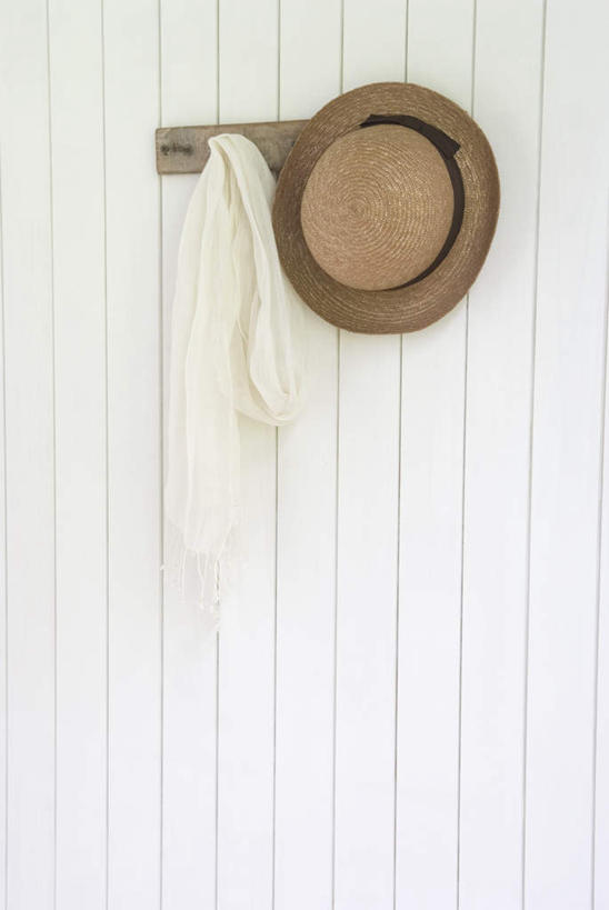 无人,竖图,室内,白天,正面,裙子,帽子,衣架,阴影,连衣裙,光线,草帽,影子,墙,墙壁,墙面,衣服,白色,吊带裙,挂衣架,晾衣架,彩图