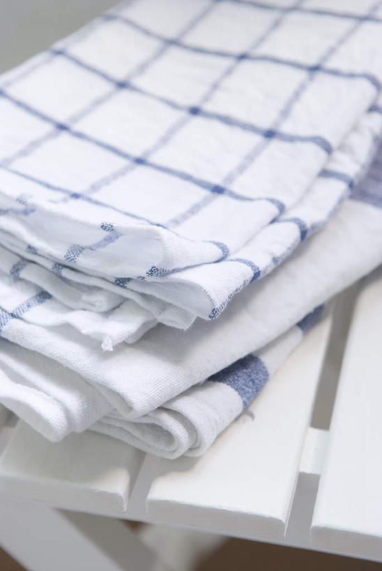 无人,竖图,俯视,室内,特写,白天,地板,椅子,阴影,条纹,光线,格子,影子,木椅,墙,躺椅,地面,抹布,木地板,蓝色,白色,三条,彩图,高角度拍摄