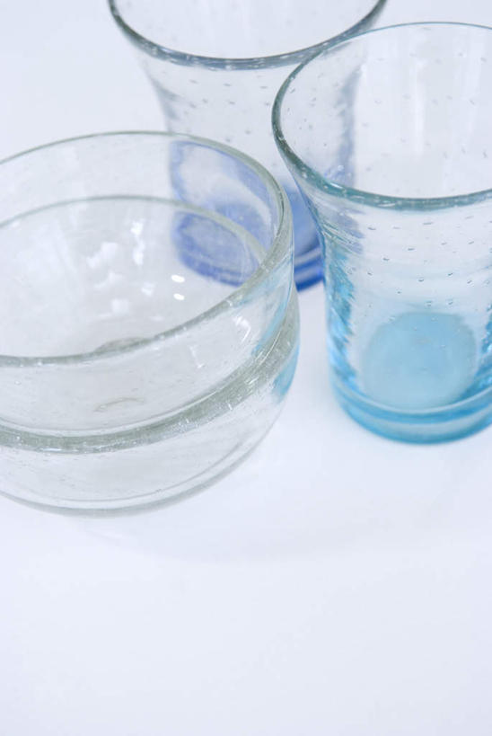 无人,竖图,俯视,室内,特写,白天,白色背景,杯子,阴影,透明,光线,影子,玻璃制品,三个,蓝色,水杯,摄影,影棚,通明,玻璃杯,彩图,高角度拍摄,影棚拍摄,拍摄