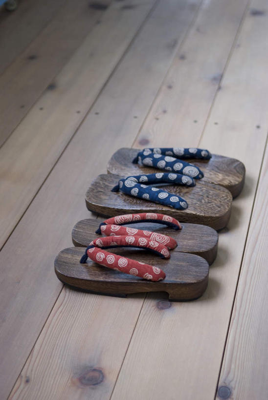 无人,竖图,俯视,室内,特写,白天,地板,静物,鞋子,日本,阴影,花纹,装饰,光线,图案,影子,地面,两双,木屐,木地板,红色,蓝色,华丽,修饰,点缀,木鞋,衬托,美观,雅致,雅观,彩图,高角度拍摄,人字拖,人字拖鞋