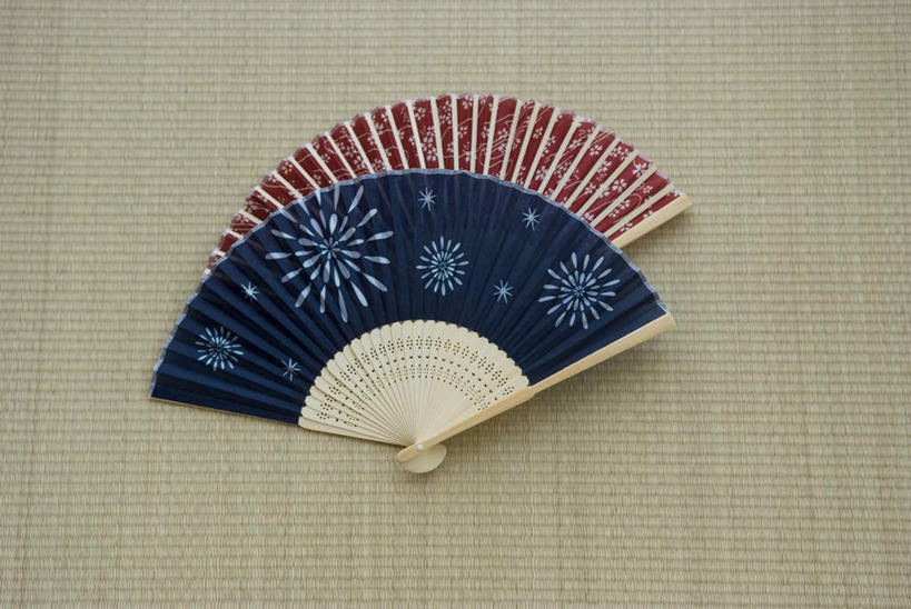 无人,横图,俯视,室内,特写,白天,静物,日本,亚洲,阴影,光线,扇子,影子,折扇,纸扇,两把,清凉,凉爽,文化,红色,黑色,东亚,日本国,撒扇,彩图,高角度拍摄,传统文化