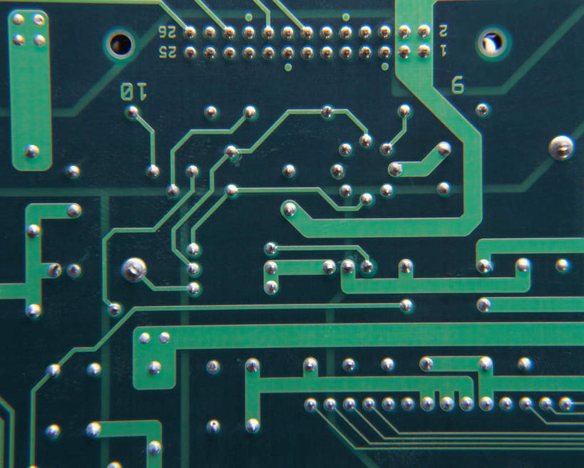 无人,横图,俯视,室内,特写,白天,电路,静物,阴影,光线,金属,电路板,影子,银色,绿色,线路板,芯片,半导体,电脑芯片,集成电路,彩图,高角度拍摄