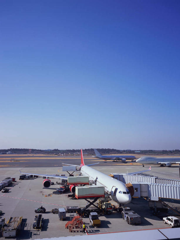 无人,机场,竖图,室外,白天,正面,飞机,飞机场,卡车,汽车,交通,航空,车,蓝色,蓝天,天空,交通工具,天,运输,晴朗,客机,载具,三架,万里无云,航空站,空港,晴空,晴空万里,彩图