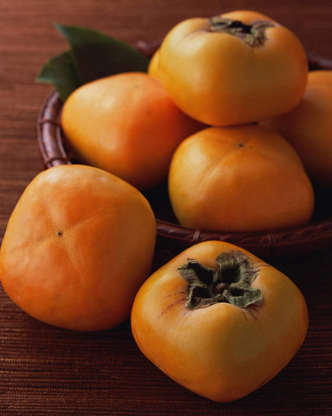 无人,交叉,竖图,俯视,室内,特写,白天,竹子,柿子,水果,阴影,竹制,新鲜,编织,光线,篮子,影子,生食,食品,果实,食物,黄色,竹篮,摄影,有机食品,绿色食品,影棚,竹条,交织,竹制品,穿插,彩图,高角度拍摄,影棚拍摄,拍摄