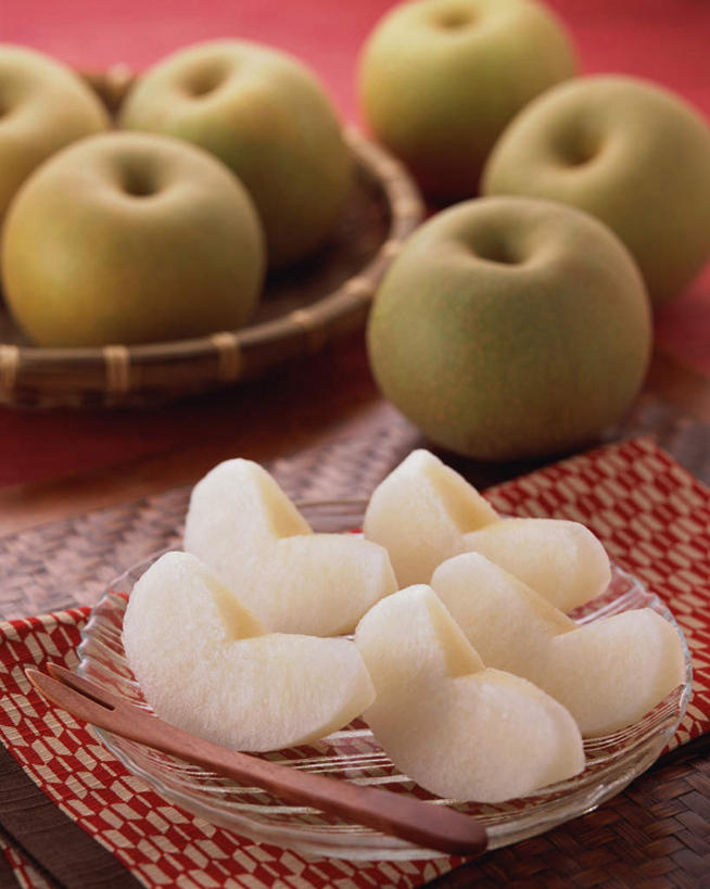 无人,交叉,竖图,俯视,室内,特写,白天,竹子,梨,水果,阴影,竹制,新鲜,编织,光线,叉子,篮子,影子,生食,食品,果实,餐盘,食物,盘子,竹篮,香梨,摄影,有机食品,绿色食品,影棚,竹条,交织,竹制品,穿插,生梨,彩图,高角度拍摄,影棚拍摄,拍摄