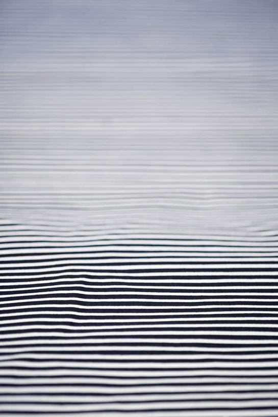 竖图,室内,特写,白天,正面,阴影,条纹,艺术,渐变,光线,影子,折纸,纸艺,手工艺品,文化,黑色,纸制品,工艺品,摄影,影棚,高雅,工艺折纸,自信心,品位,半身,彩图,影棚拍摄,拍摄