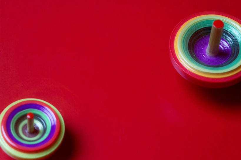 无人,横图,俯视,室内,特写,白天,游戏,静物,阴影,红色背景,朦胧,模糊,光线,影子,玩,娱乐,两个,红色,紫色,陀螺,休闲,益智,摄影,影棚,活动,发泄,消遣,智力,宣泄,陀罗,干乐,冰尜,打老牛,独乐,玩耍,嬉戏,彩图,高角度拍摄,影棚拍摄,拍摄