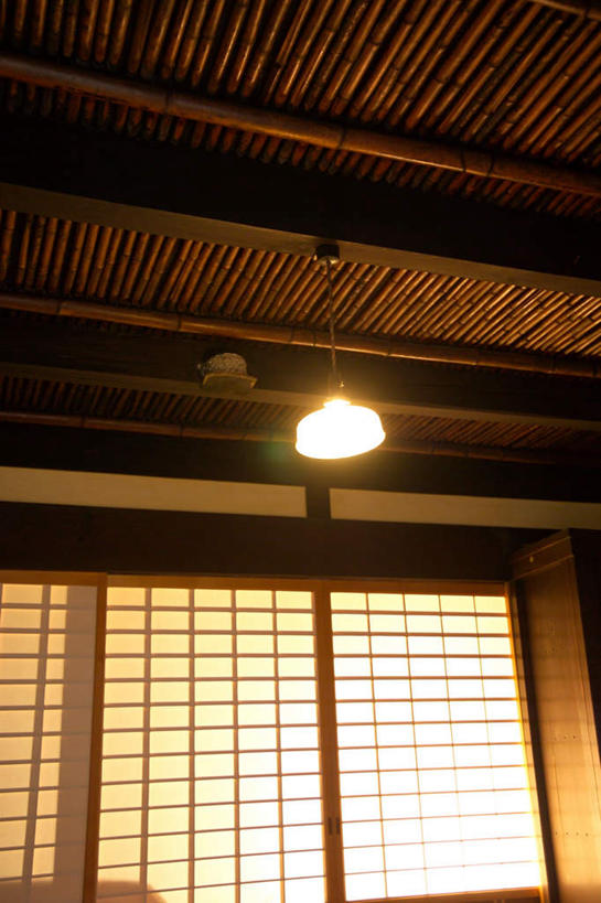 无人,竖图,室内,白天,仰视,纯洁,天花板,竹子,燕子,照明,阴影,光线,鸟巢,影子,灯光,吊灯,灯,灯具,照亮,高雅,照明设备,燕窝,奉献,质朴,正直,担当,竹,彩图,低角度拍摄,奋进,操守,四君子,岁寒三友,性坚,虚怀,虚心,善群,卓尔