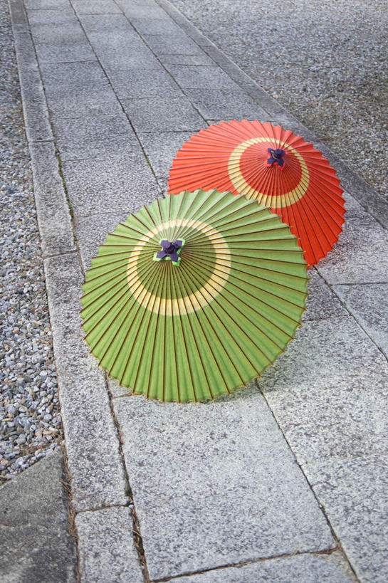 无人,竖图,室外,白天,正面,幸福,石头,道路,路,日本,亚洲,伞,石子,雨伞,纸伞,小路,交通,两把,古典,油纸伞,文化,红色,绿色,鹅卵石,乡间小路,纪念,吉祥,古朴,东亚,日本国,平安,石块,岩石,彩图