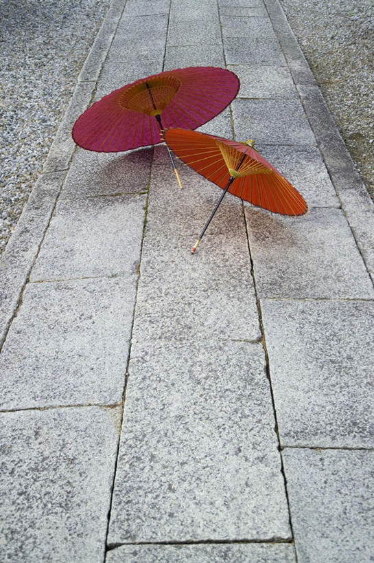 无人,竖图,室外,白天,正面,幸福,石头,道路,路,日本,亚洲,伞,石子,雨伞,纸伞,小路,深红色,交通,两把,古典,油纸伞,文化,红色,鹅卵石,乡间小路,纪念,吉祥,古朴,东亚,日本国,平安,石块,岩石,彩图