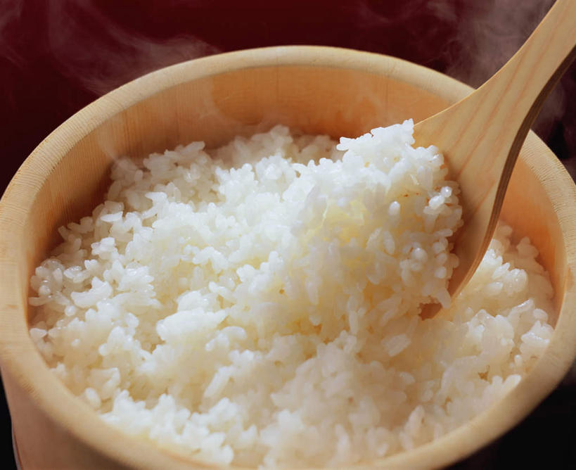 米饭,无人,横图,俯视,室内,特写,白天,烹饪,中餐,雾,桌面,桌子,阴影,沸腾,朦胧,模糊,光线,木制,蒸汽,饭桶,木桶,桶,影子,勺子,料理,食品,饭勺,水蒸气,雾气,饭,菜肴,美食,食物,木制品,容器,中式,佳肴,储藏,气体,白米饭,储存,蒸发,彩图,高角度拍摄,贮存